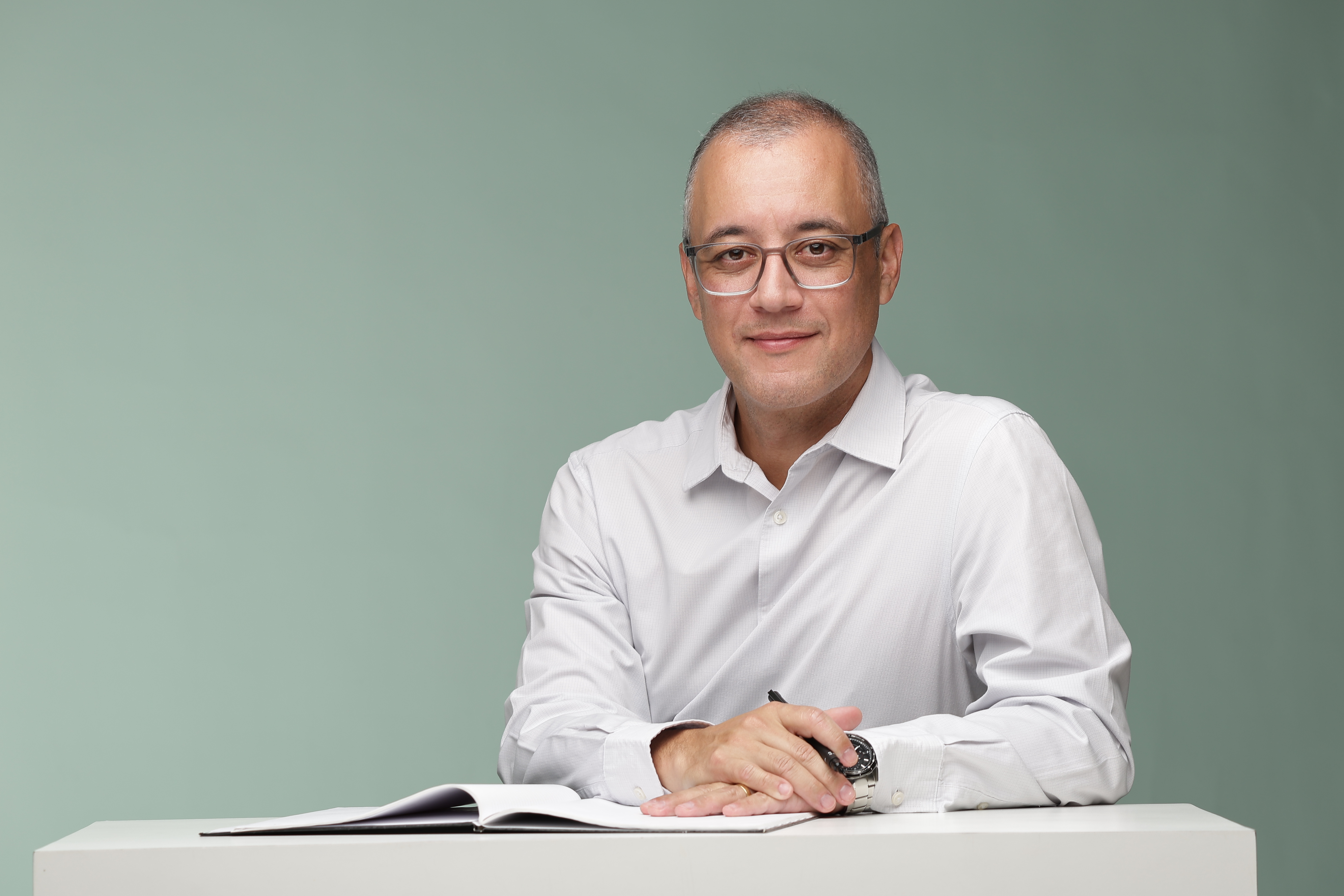 Dr. André Inácio em consultório — ortopedista especialista em joelho